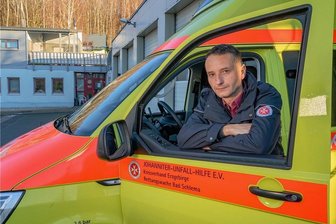 Wettbewerb unter Rettungsdiensten: Johanniter-Chef im Erzgebirge sieht Systemfehler - Ingo Reichel, Chef der Johanniter des Kreisverbandes Erzgebirge vor der Rettungswache in Bad Schlema. Sein Kreisverband betreibt vier Rettungswachen und im Winter außerdem eine Wache am Fichtelberg.