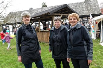 Wettbewerb zum Jubiläum der „Hohen Esse“: Halsbrücker Verein sucht die besten Fotos - Kulturmanagerin Thurid Dittrich (r.), hier mit ihren Mitstreiterinnen Monika Lamm (M.) und Bärbel Hagenguth vom Halsbrücker Verein VII. Lichtloch, freut sich auf schöne Fotos von der Hohen Esse in Halsbrücke.
