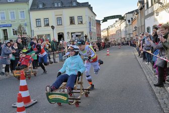 Wettbewerbe und viel Musik um den vierten Advent im Erzgebirge - In Zwönitz messen sich wieder Interessierte beim Rennwolf-Rennen.