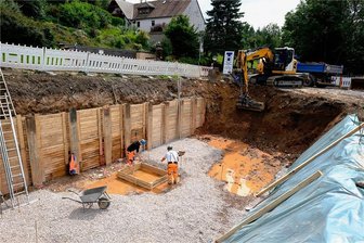 Wettbewerbsjury nimmt Hauptmannsgrüner Schulneubau unter die Lupe - Die große, von der Reichenbacher Firma Hoch- und Tiefbau jetzt ausgehobene Baugrube vor der Hauptmannsgrüner Grundschule sorgt für Aufsehen und Nachfragen zu ihrem Zweck: In der Grube findet später eine knapp 70 Kubikmeter Wasser fassende Zisterne Platz, aus der die Feuerwehr im Ernstfall Löschwasser auch für die Brandbekämpfung in der umliegenden Wohnbebauung pumpen kann. 