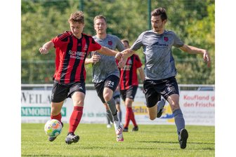Wettbewerbsverzerrung in der Vogtlandliga? Rotschau schiebt Gerüchten den Riegel vor - Die SG Rotschau mit Max Meyer (rechts) kann im Abstiegskampf zum Zünglein an der Waage werden. Mick-Alexander Naar (links) will mit seiner SG Jößnitz bei Wacker Plauen seine Hausaufgaben machen.