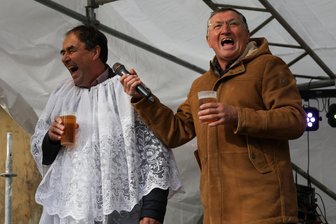 Wette als Riesen-Gaudi: Wie sich zwei Kultfeste im Vogtland gegenseitig befeuern - Ralf Kretzschmann (Bürgermeister Grünbach, links) und André Worbs (Ortsvorsteher Erlbach) hatten zur Einlösung der Kirmes-Wette jede Menge Spaß.