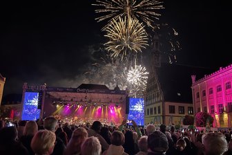 „Wetten, dass...“ bei „Classics unter Sternen“ auf dem Zwickauer Hauptmarkt - Samstag, 23 Uhr, auf dem Hauptmarkt: Nach dem musikalischen Feuerwerk durften sich die Zuschauer an einem besonderen Farbenspiel unterm Sternenhimmel erfreuen.
