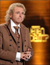 "Wetten, dass"-Unfall: Debatte um Risiken bei TV-Shows - Der schwere Unfall bei der ZDF-Sendung "Wetten, dass...?" am Samstagabend hat eine Debatte über die Risiken bei Fernsehshows ausgelöst. Der Wettkandidat Samuel Koch war bei dem Versuch schwer gestürzt, mit Hilfe von Sprungfedern über heranfahrende Autos zu springen. Die Sendung war daraufhin abgebrochen worden, Moderator Thomas Gottschalk bat die Zuschauer um Verständnis.