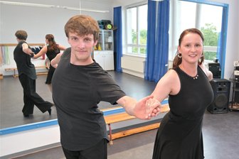 Wetten, dass Zwickau den Mambo tanzen kann? Die Stadtwette zum Samstag-Auftritt von Lou Bega - Im Domizil des TSC Silberschwan Zwickau in der „Neuen Welt“: Trainer Lucas Trommer und die Vereinsvorsitzende Elisabeth Traun haben Freude am Mambo.