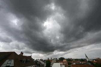 Wetter bleibt grau und nass - kaum Sonne in Sicht - Viele Wolken werden auch in den kommenden Tagen über Thüringen, Sachsen und Sachsen-Anhalt ziehen. (Symbolbild)