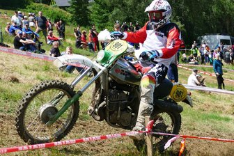 Wetter verleiht dem 22. Zschopauer Classic Enduro einen besonderen Reiz - Als Zuschauermagnet erwies sich wieder einmal der Zschopauer Skihang, auf dem vor allem erfahrende Lokalmatadoren wie Uwe Weber lautstark angefeuert wurden.