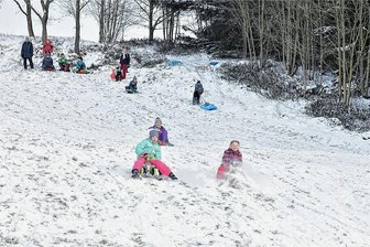 Wetterbilanz Februar: Das Wetter im oberen Vogtland geizt nicht  mit Extremwerten - Winterlicher Rodelspaß war im Februar an vielen Orten im oberen Vogtland möglich.