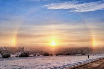 Wetterbilanz für den Januar im oberen Vogtland: Viele frostfreie Tage - Das Himmelsphänomen Halo war am letzten Januarwochenende in Muldenberg zu beobachten. Halos entstehen durch Eiskristalle in sehr hohen und feinen Wolken. Die Eiskristalle in diesen Wolken zerlegen das Sonnenlicht in seine Spektralfarben und sorgen für die regenbogenbunten Scheiben um die Sonne.