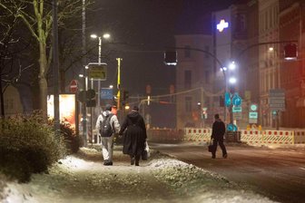 Wetterdienst: Glatteisgefahr in Sachsen gebannt - vorerst - Fußgänger und Autofahrer hatten heute in den Morgenstunden in Teilen Sachsens besonders aufpassen sollen: Mit spiegelglatten Fußwegen und Fahrbahnen rechnete der Wetterdienst vor allem im Erzgebirge und in Ostsachsen, wie hier auf dem Foto in Meißen.