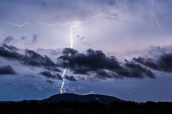 Wetterdienst hebt Warnung vor heftigen Gewittern am Vormittag auf -