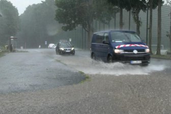 Wetterdienst warnt: Unwetter und Starkregen in Sachsen - Auf der B 101 bei Annabger-Buchholz kam es am Montag zu Überflutungen.