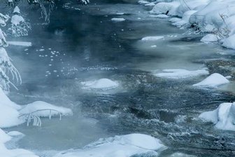 Wetterdienst warnt vor gefrierendem Regen - Minus 30 Grad Celsius in Kühnhaide - Der Bach, der durch Kühnhaide führt, fror beinahe komplett zu.