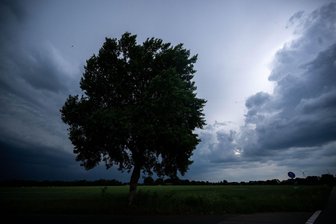 Wetterdienst warnt vor Unwetter mit Gewitter und Starkregen - Wegen einer Gewitterfront gelten erste Unwetterwarnungen im Westen Deutschlands.