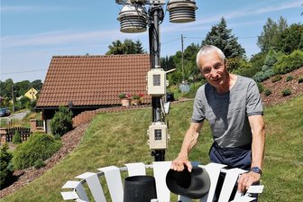 Wetterexperte: Mittelsachsen wird noch heißer und trockener - Dr. Volkmar Dunger (66) ist seit dem 14. Lebensjahr Hobby-Meteorologe. Auf seinem Grundstück in Langenau hat er eine kleine Meßstation aufgebaut. Hier zeigt er eine Kippwaage, mit der man die Niederschlagsmenge feststellen kann.