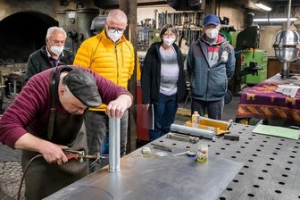 Wetterfahne und Turmknopf zieren wieder Zöblitzer Rathaus -