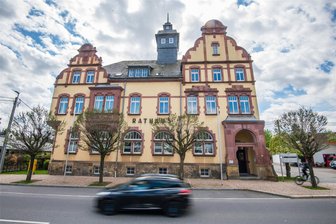 Wetterhahn und Eierschalen: Denkmalschutz stellt besondere Anforderungen an die Sanierung des Neukirchener Rathauses - Das Dach und die Fassade des Neukirchener Rathauses sollen saniert werden. Vom Denkmalschutz gibt es dafür besondere Vorschriften.