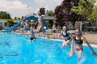 Wetterkapriolen haben Folgen für Freibäder in und um Rochlitz - Badespaß im Rochlitzer Stadtbad bei 24 Grad Wasser- und 26 Grad Lufttemperatur im Juli. Doch danach schlug das Wetter um und sorgte für einen Besucherrückgang. 