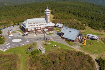 Wetterlage im Erzgebirge: Orkanartige Böen auf Fichtelberg erwartet - Nicht nur Dauerregen wird prognostiziert, auf dem Fichtelberg sind laut Deutschem Wetterdienst später auch orkanartige Böen möglich.