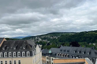 Wetterlage im Erzgebirge: Warum weiter Vorsicht geboten ist - So sah es am Freitagvormittag über Annaberg-Buchholz aus – mit Blick auf den Erzgebirgskamm.