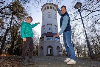 Wetterleuchten im Taurasteinturm: Dieser Burgstädter führt Kunst und Stadtgeschichte zusammen - Den Taurasteinturm scheinbar fest im Griff: Thomas Günther und Sohn Sebastian (9) zeigen, wer hier die Führungen übernimmt.