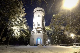 Wetterleuchten in Burgstädt: Künstlerisches Lichtprojekt sorgt für Kontroversen im Kulturhauptstadtjahr - Das Burgstädter Wahrzeichen, der Taurasteinturm, wird nachts angestrahlt. Besonders bei Schnee bietet der Park Wettinhain eine romantische Kulisse. Jetzt gibt es ein Sound- und Lichtprojekt im Kulturhauptstadtjahr Chemnitz.