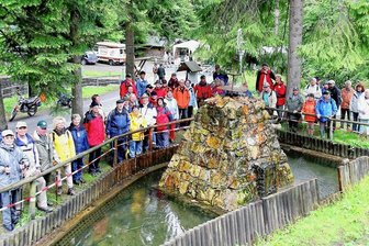Wettinplatz in Rittersgrün-Ehrenzipfel wird auf Vordermann gebracht - Die Anlage am Wettinbrunnen wird gern von Wandergruppen angesteuert - hier eine Aufnahme aus dem Juni 2006 - und für kleine heimatliche Veranstaltungen genutzt. 