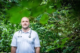 Wettkampf um Landärzte im Erzgebirge: Für eine neue Praxis räumt der Bürgermeister sogar sein Büro - Ein Landarzt im Grünen: Eric Kunz lässt sich in Neuwürschnitz nieder. Kommunen wetteifern darum, Leute wie ihn in den Ort zu holen.