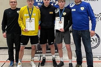 Wettkampfjahr startet hoch im Norden - Die erfolgreiche Pausaer Delegation bei den Norddeutschen Meisterschaften (von links): Trainer Dirk Wagner, Tobias Knittel, Max Schmalfuß, Sebastian Wagner und Ulrich Leithold (KSV-Vorsitzender).