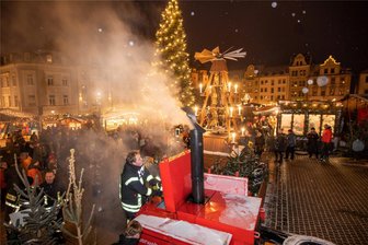 Wettkochen auf dem Plauener Weihnachtsmarkt: Feuerwehr-Teams lassen die Gulaschkanone rauchen - Da rauchte die Gulaschkanone: Die Plauener Berufsfeuerwehr und die freiwillige Feuerwehr Stadtmitte hatten sich am Samstag auf dem Weihnachtsmarkt zum Wettkochen getroffen.