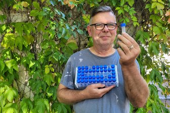 Wettlauf gegen den Bergbau im Erzgebirge: Naturschützer erforscht „Arche Noah für Insekten“ - Noch mehr Falter: Uwe Kaettniß mit den Probenröhrchen, die noch unbestimmte Tiere enthalten. Mit denen wären es im Luchsbachtal dann bereits mehr als 800 Arten.
