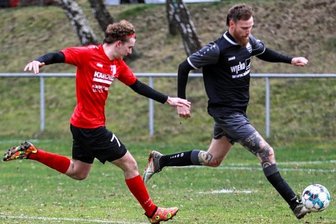Wettschießen um die Torjägerkanone - Die einzige Nullnummer am 17. Spieltag gab es beim Duell zwischen David Kurz (rechts) mit seinem VfB Plauen Nord gegen die SG Kürbitz um Niklas Schmidt (links). Damit bleiben beide Mannschaften im Jahr 2024 ohne Niederlage.