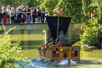 Wettstreit auf dem Wasser ist knappe Kiste - Jede Menge gute Laune machte das 2. Wasserkistenrennen zur Rodewischer Kirmes. Die „Inselpiraten“ holten den Titel fürs kreativste Wasserfahrzeug.