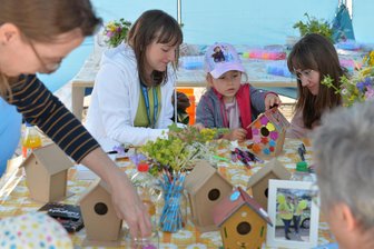 WG-Fest, „Bach goes Jazz“ und Fassathlon in Freiberg: Die schönsten Bilder vom Wochenende - Fest der Wohnungsgenossenschaft Freiberg: Mitarbeiterin Sina Lohse mit Valerie (4) und Mutti Zhanna Lippmann beim Bau eines Vogelhäuschens.