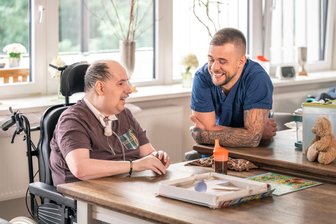 WG mal anders: Intensivpatienten kehren in ehemaliges Reichenbacher Krankenhaus zurück - In Bielefeld betreibt die Deutsche Fachpflege Holding GmbH bereits eine Intensivpflegeeinrichtung.
