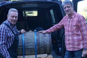 Whisky kommt ins Bergwerk - Wolfgang Lückert (links) und Thomas Engler mit dem 100-Liter-Fass Whisky für das Schaubergwerk Grube Tannenberg. 