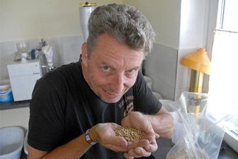 Whisky original aus Sachsen - Gahlenz. Der Brennmeister der Dresdner Whisky-Manufaktur, Jörg Hans, überzeugte sich in der Gesellschaft Erzgebirgskorn Gahlenz über die Gerste des Jahrgangs 2023, aus der ein neuer Brand enstehen soll.