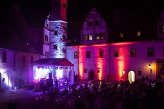 Whisky trifft Folk: Genießen im Schloss Forderglauchau - Der Hof des Schloss Forderglauchau wird wieder zur Bühne für Livemusik.