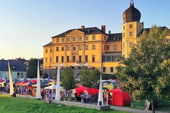 Whisky, Zigarren und mehr: Genussmesse „Vogtland Spirits“ lockt zahlreiche Liebhaber - Der Schlossgarten zwischen Unterem Schloss und Weißer Elster in Greiz sorgt für das passende Ambiente zur Genussmesse "Vogtland Spirits".