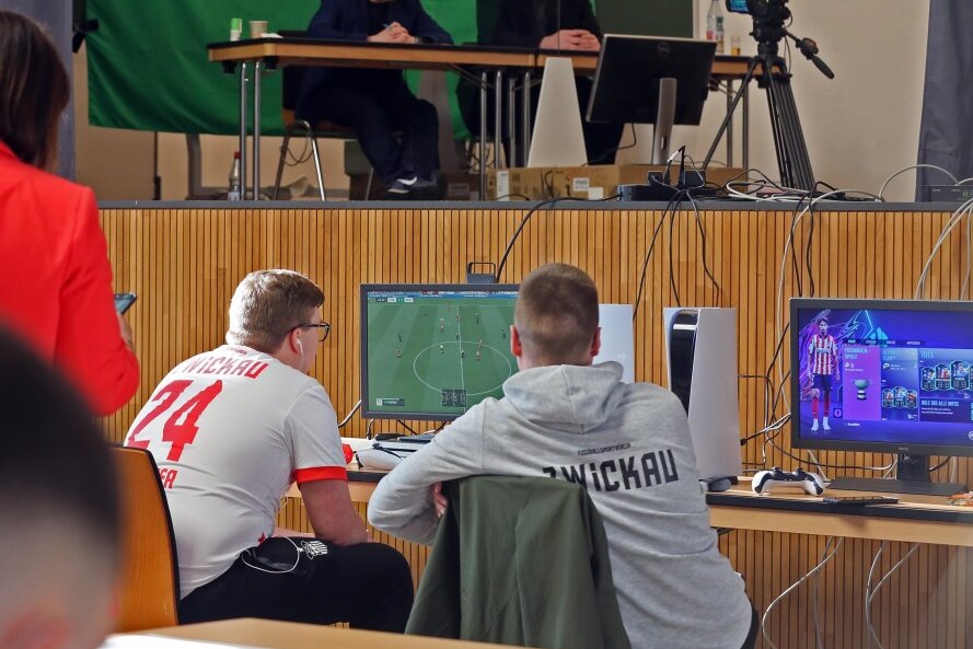 WHZ-Aula wird zur virtuellen Arena - Marcel Gramann (vorn rechts) und Sascha Hendel vom E-Sports-Team des FSV Zwickau gehörten zum Teilnehmerfeld. 