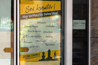 Wia bietet Starthilfe für Kreative in Auerbach - "Sei kreativ": Mit solchen Aushängen wirbt die Wia an leer stehenden Objekten (hier Café Temper) um Nachmieter.