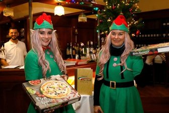 Wichtel als Pizzaboten -
