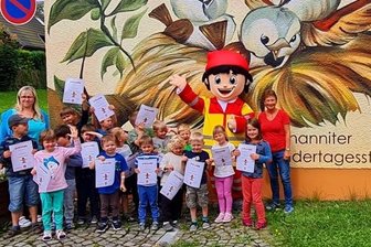 Wichtel zeigt Erste Hilfe - Die Erzieherinnen Anja Beyer und Ramona Zemmrich haben sich mit denKindern über den Besuch vom Rettungswichtel gefreut. 