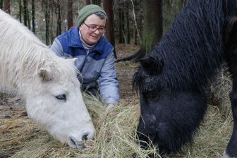 Marielle Füssel mit den Ponys Tanja (rechts), 1995 geboren, und Dany, 1994 geboren. Sie sollen auf dem Reiterhof in den wohlverdienten Ruhestand gehen.