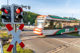 Wichtige Bundesstraße im Erzgebirge ab Montag gesperrt: 7000 Autofahrer täglich brauchen bald starke Nerven - Der Bahnübergang in Burkhardtsdorf: Ab Montag ist die Bundesstraße 95 an dieser Stelle voll gesperrt.