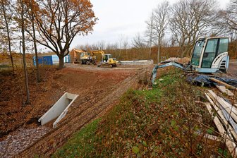 Wichtige Landstraße bei Lobsdorf soll bis Weihnachten wieder befahrbar sein - Die Brücke über die Bahntrasse gibt es nicht mehr, aber ein neuer Durchlass für Wildtiere musste gebaut werden.