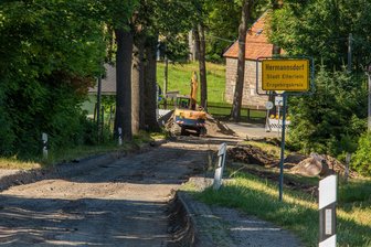 Wichtige Ortsverbindung im Erzgebirge über die Sommerferien gesperrt - Die Baustelle am Ortseingang von Hermannsdorf aus Richtung Elterlein.