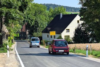 Wichtige Ortsverbindung im Erzgebirge wieder frei - Ein Teil des sanierten Straßenabschnitts zwischen Elterlein und Hermannsdorf.