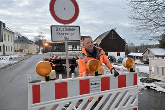 Wichtige Straße im Erzgebirge endlich wieder frei: Bauleute und Anwohner feiern’s - Mirko Schreier von der Firma Verkehrstechnik Roßberg beim Wegräumen der letzten Absperrungen.