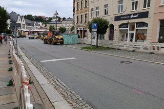 Wichtige Straße im Erzgebirge seit Tagen voll gesperrt: Doch warum lassen große Bauarbeiten auf sich warten? - Blick auf die gesperrte Poststraße in Aue. Viel gebaut wurde in den vergangenen Tagen nicht.